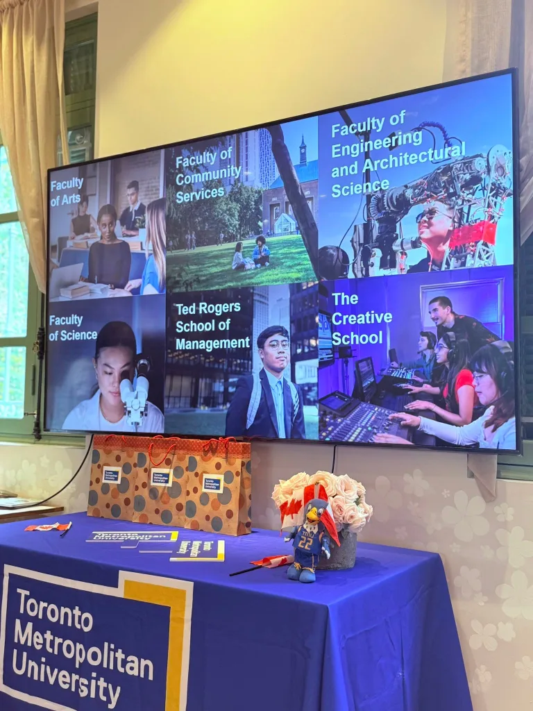 Toronto Metropolitan University: học đi đôi với làm, ngay trong chương trình